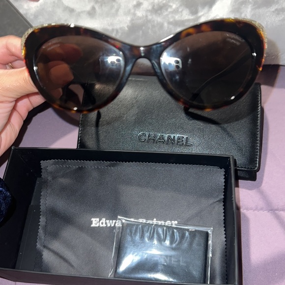 Chanel sunglasses - Picture 2 of 2